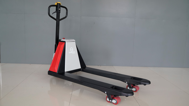 在坡道上操作叉車